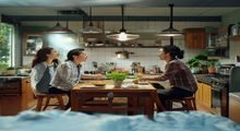 职场喜剧美剧剧照，厨房场景中演员激烈对话，喜剧节奏紧张，美剧网站在线观看推荐